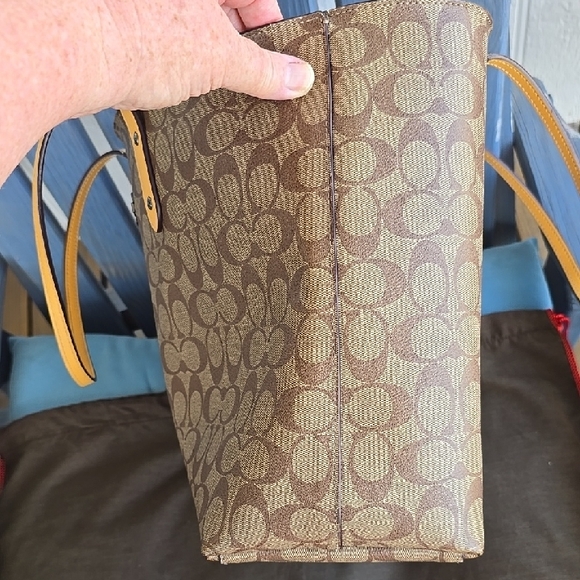 Coach Tan and Yellow Womens Tote Bag 17.5" x 11" x 6" w/ Dust Bag 23" x 19" 8" - Picture 9 of 16